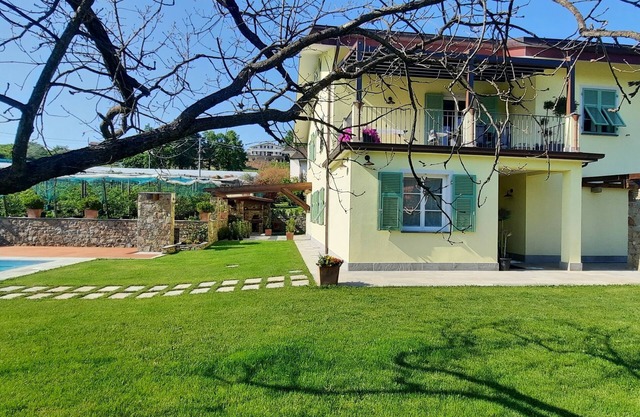 Fantastic farmhouse with swimming pool just a step away from Cinque Terre.