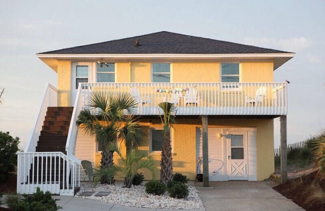 Fantastic Ocean Front Cottage with Private Swimming Pool right on the Beach!