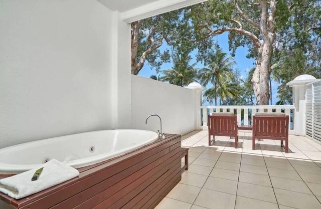 Beach Club Palm Cove 
