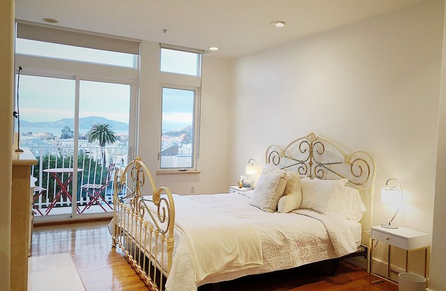 FANTASTIC PANORAMIC 2-BEDROOM/1 Bath Marina-Cow Hollow