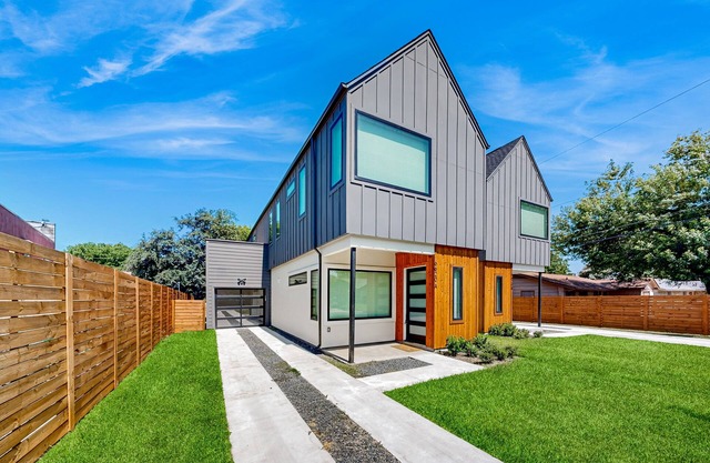 Fantastic townhouse with enclosed backyard and high-speed internet