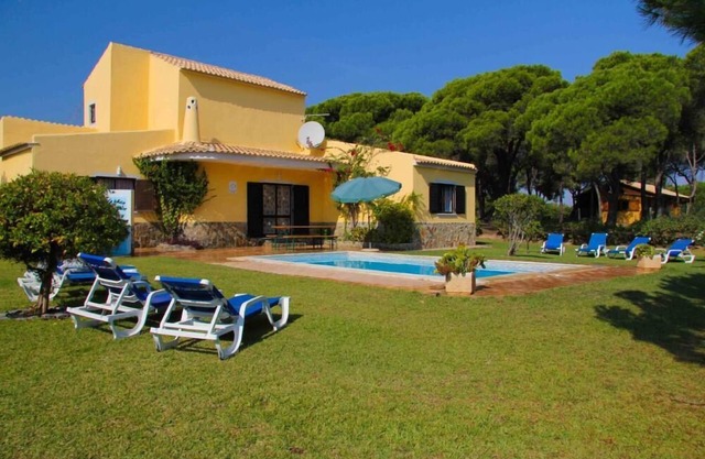 Fantastic Villa w/Large Garden&Private Pool in 3acre Farm-near Quinta do Lago