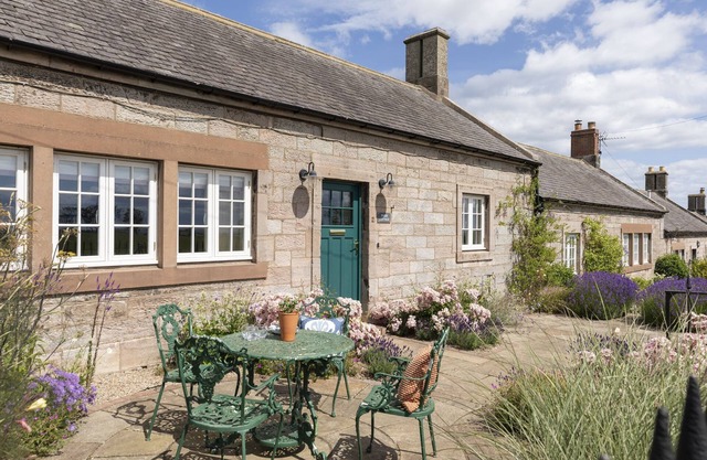 FARM COTTAGE - short walk from Cheswick Sands beach, rural setting with sea view