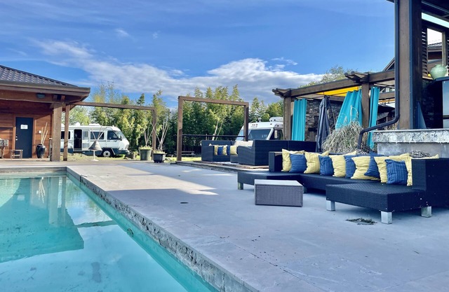 Farm Glamp - Hot Tub & Pool