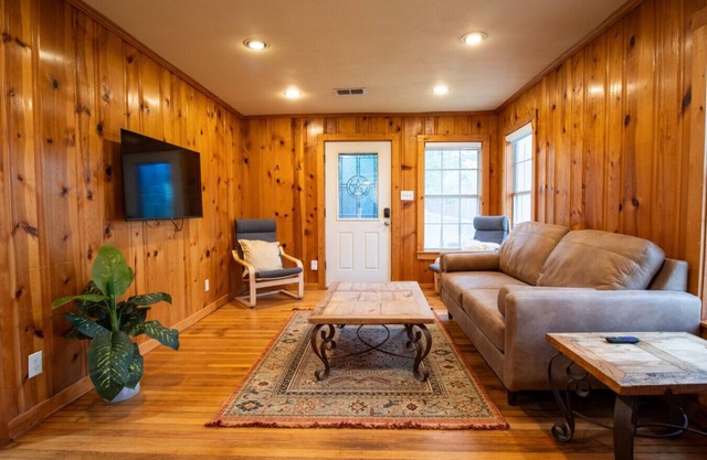 Farm House 15 mins from FWTX - Pets Welcome