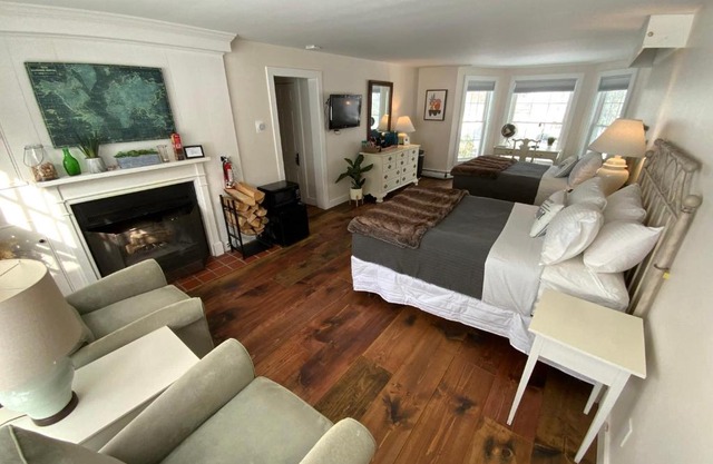 Farmhouse 2 - Farm Road Estate - 3mi to Mt Snow
