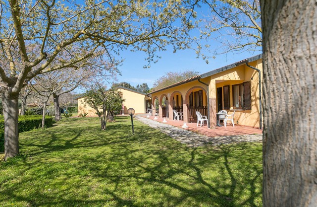 Farmhouse "Il Girasole - Mirto" with Shared Pool, Shared Garden & Wi-Fi