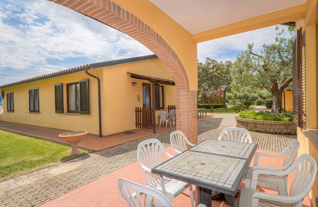 Farmhouse "Il Girasole - Corbezzolo" with Shared Pool, Shared Garden & Wi-Fi
