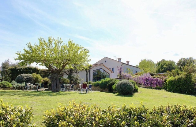 Farmhouse in the vineyards with garden and swimming pool