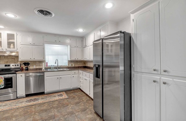 Feel Good, Spacious Home - Centrally located!