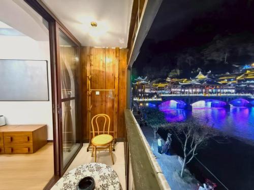 Fenghuang Color River View Villa