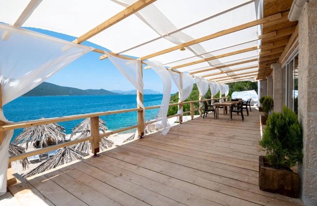Feral Beach - One Bedroom Apartment with Sea View 3
