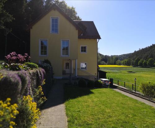 Ferienhaus am Bach mit großem Garten