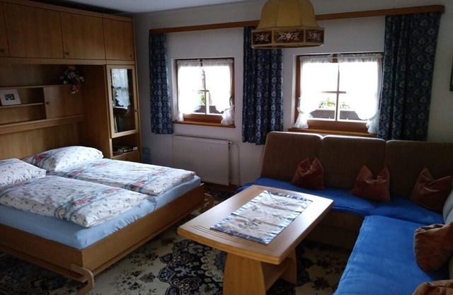 Ferienwohnung (42qm) Obergeschoß,1 Schlafzimmer, 1 Wohnzimmer, Küche extra, WLAN, max. 4 Personen
