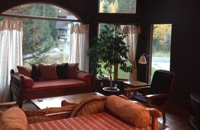 Ferniehouse - Ski in Chalet, Luxurious, Large decks, 80 Jet Hot-tub,