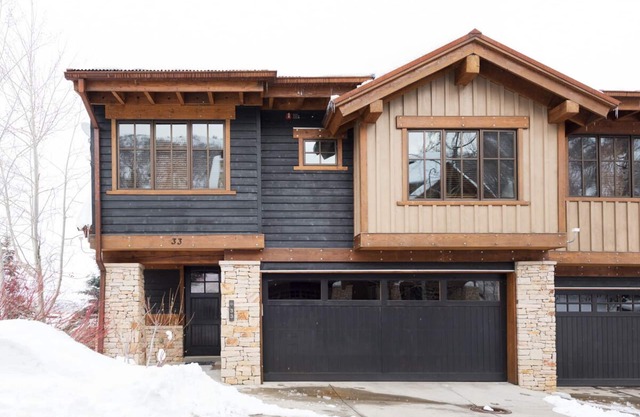Festive Dates Available! Alluring Cottage, Silver Star #33, with updated kitchen and Hot Tub
