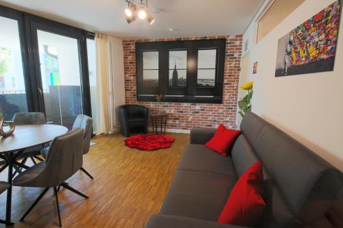 Fewo Art City-Studio Kassel-Innenstadt am Fulda-Ufer, 3 Schlafzimmer, Boxspring-Betten, bis 8 Personen, kostenfreier Parkplatz, Balkon, Terrasse, Fahrstuhl