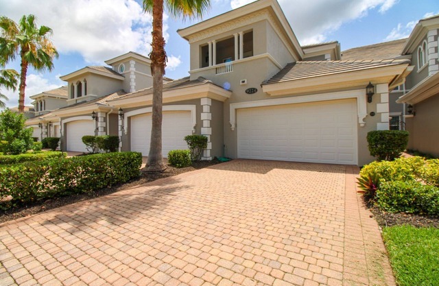 FIDDLER'S CREEK WATERFRONT SEASONAL 3 BEDROOM-3 BATH COACH HOME IN VARENNA