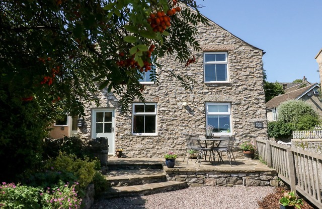 FIELD VIEW, romantic, character holiday cottage in Bradwell