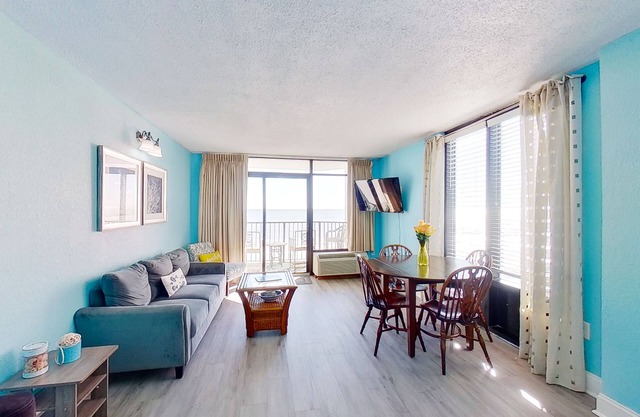 Fifth Floor Oceanfront Snowbird Friendly Condo w/Shared Pool/Hot Tub, WiFi