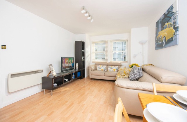 ✪ Find Dwellcome Home Ltd ✪ 2 bed apartment with king & double beds