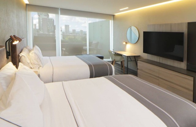 Find Relaxation and Comfort in a Vibrant Guadalajara Room - 3 Units