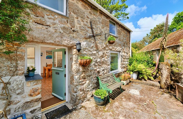 Finest Retreats | Waterside Cottage