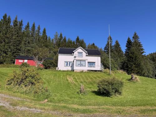 Fint feriehus ved sjøen på Geisnes