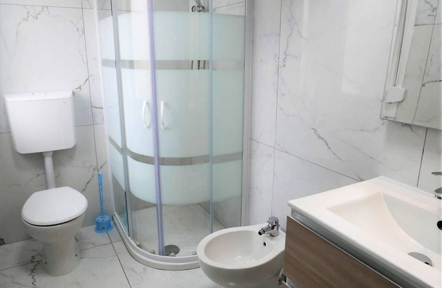Fiorita: Brand new and modern furnished and very close to downtown and the beach