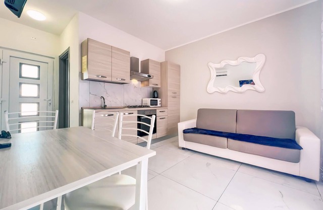 Fiorita: Brand new and modern furnished and very close to downtown and the beach