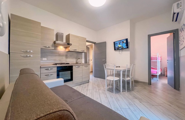Fiorita: Brand new and modern furnished and very close to downtown and the beach