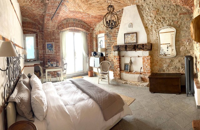 Fireplace Suite - country chic with heated hot tub in the garden