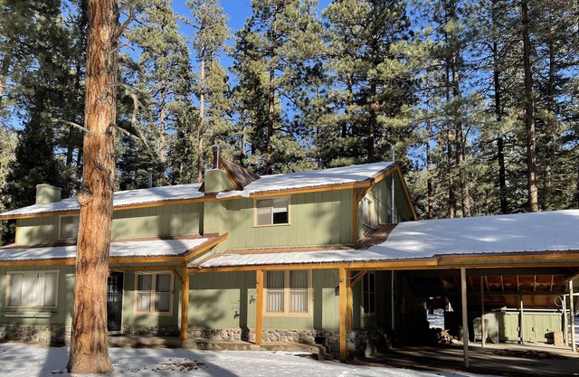 Fireside - 6 Bedroom, 4 Bath Home