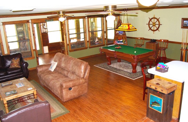 First Class Family Lodging Best Location on the Lake!