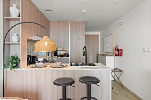 FIRST CLASS Studio Contemporary Living in JVT