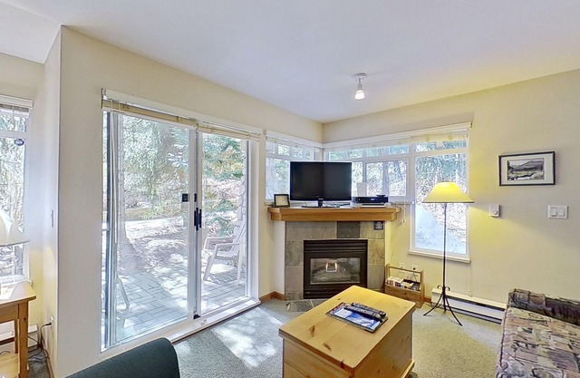 First-floor condo with fireplace & patio - walk or shuttle to ski lifts