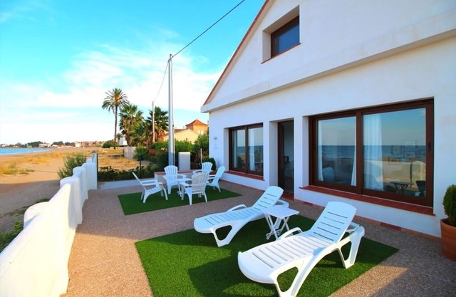 FIRST LINE BEACH VILLA WITH SEA VIEWS. WIFI.