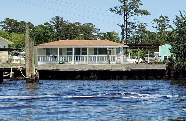 Fisherman's paradise, large covered porch, pet friendly, & close to Beaufort, NC
