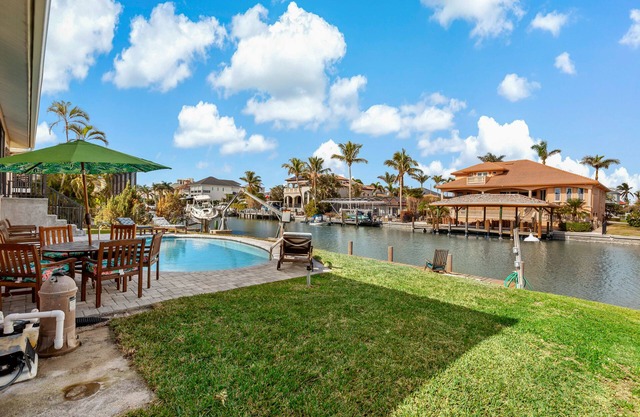 FISHERMANS PARADISE WATERFRONT POOL HOME 2 minute drive to the beach