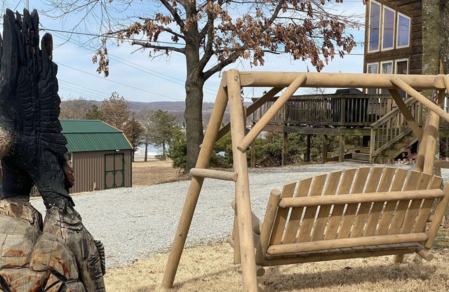 FISHERMEN FAMILIES AND FRIENDS! Enjoy a fun winter retreat at the lake cabin!