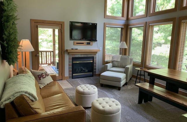 Five full bedrooms, Sleeps 17, at base of Boyne and nearly slopeside