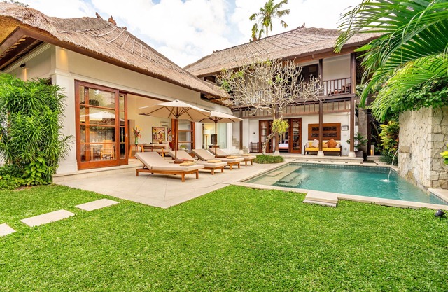 Five minutes walk to Jimbaran beach - Four Bedrooms holiday home private pool