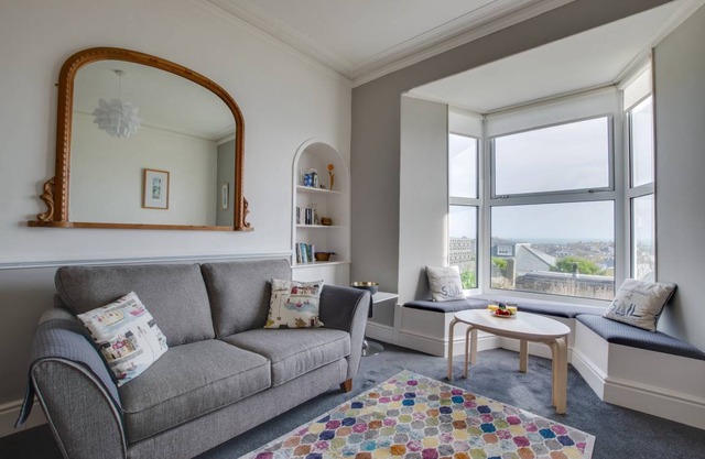 Flat 2, 7 Barnoon Terrace
