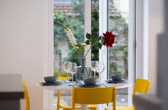 Flat B - Bright and spacious 2 bedroom 2 bathroom garden apartment