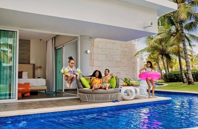 Flat Swim-Up Suite w/King Bed, Direct Pool Access, Round Day Bed ALL-INCLUSIVE