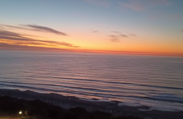 FLIP FLOP FUN. BREATHTAKING OCEAN VIEW FROM BALCONY. SPA SHOWER KINGBED. 65"TV