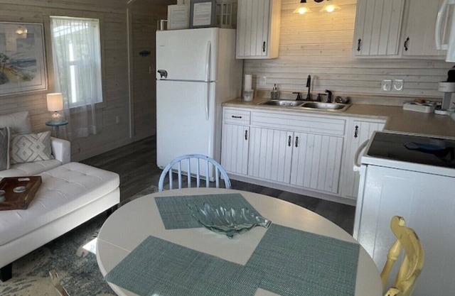 “Flipping Flounder” Secluded Cozy Cottage Charm-Near Beach, River, Fishing, Town