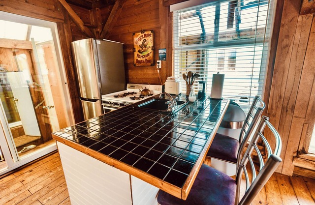 Float Home Only 4 Minutes By Our Boat Across From Downtown Tofino!