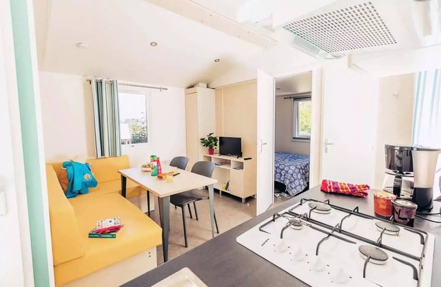 Flower Camping La Pointe du Talud * - Comfort mobile home BAHIA 27m² - 2 bedrooms + semi-covered terrace for 4 people