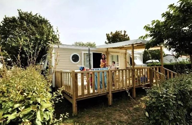 Flower Camping Les Ilates * - Mobil-Home COMFORT 31m2 (3 bedrooms) + TV + semi-covered terrace 8 people